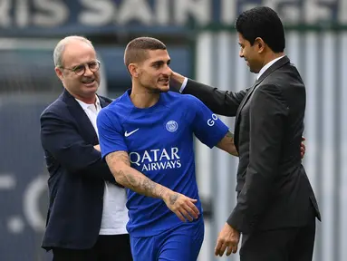 Manajer Paris Saint-Germain (PSG) Luis Campos dan presiden Nasser al-Khelaifi menyapa gelandang Marco Verratti saat tiba untuk sesi latihan di Saint-Germain-en-Laye di luar Paris, Senin (5/9/2022).  PSG akan menjamu Juventus pada matchday 1 Grup H Liga Champions 2022/2023 di Parc des Princes, Rabu 7 September 2022 dini hari. (Photo by FRANCK FIFE / AFP)