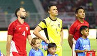 Pemain Timnas Indonesia, Jordi Amat (kiri), Emil Audero (tengah), dan Rizky Ridho (kanan) saat memasuki lapangan pertandingan dalam laga FIFA Matchday melawan Chinese Taipei di Stadion Gelora Bung Tomo (GBT), Surabaya, Jumat (05/08/2025). (Bola.com/Abdul Aziz)