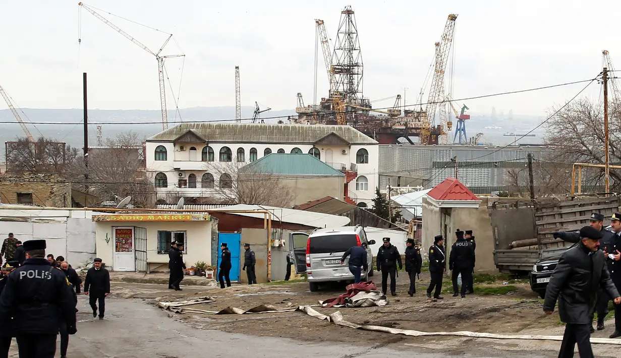 Petugas kepolisian menyelidiki  lokasi kebakaran hebat yang melanda sebuah pusat rehabilitasi pecandu narkoba di Baku, Azerbaijan, Jumat (2/3). Kobaran api menghanguskan sebuah bangsal kayu di lantai satu, tempat pasien rawat inap. (TOFIK BABAYEV/AFP)