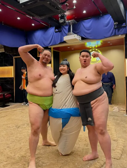 Tak melulu tampil fashionable, Febby juga memperlihatkan sisi playful saat mencoba kostum sumo dan berpose bersama pegulat sumo di arena. [@febbyrastanty].