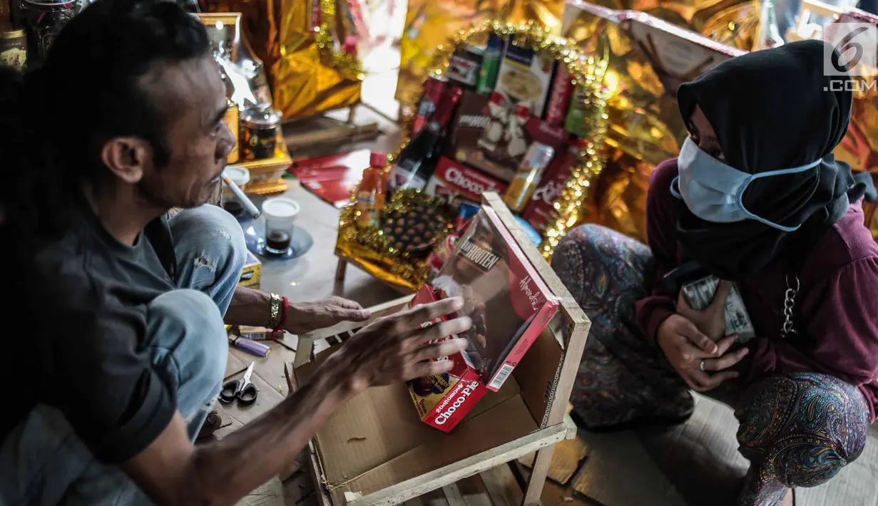 Pedagang menata parcel yang dijualnya di Cikini, Jakarta, Kamis (20/12). Menjelang perayaan Natal dan Tahun Baru 2019 penjualan parcel mengalami peningkatan hingga dua kali lipat dibanding hari biasa. (Liputan6.com/Faizal Fanani)