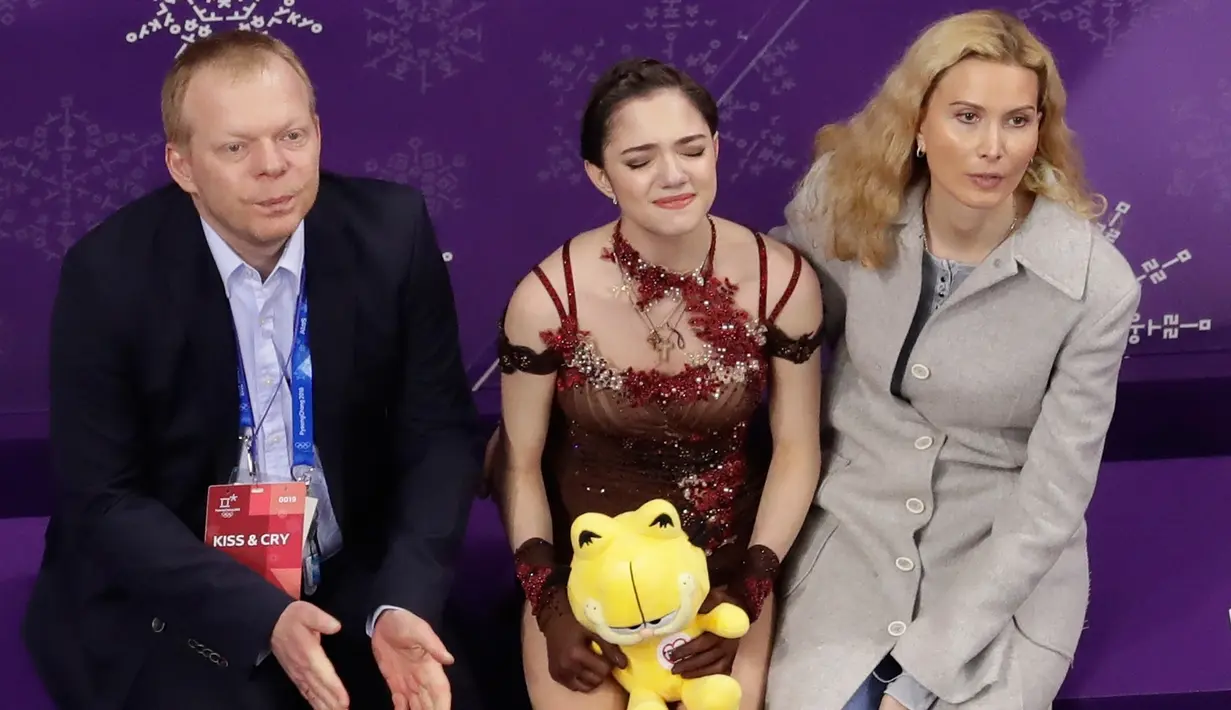 Atlet skating asal Rusia, Evgenia Medvedeva menangis di Olimpiade Musim Dingin 2018 Korea Selatan, Jumat, (23/2). Medvedeva meraih perak dengan skor 238,26 sedangkan rekan senegaranya Alina Zagitova meraih emas dengan skor 239.57. (AP Photo/Morry Gash)