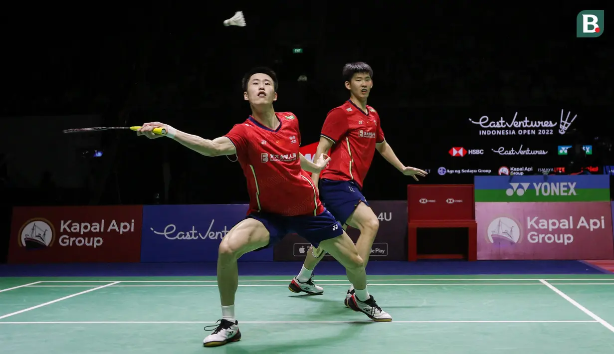 Pebulu tangkis ganda putra China, Liu Yu Chen/Ou Xuan Yi saat bertanding melawan wakil Korea Selatan, Choi Sol Gyu/Kim Won Ho pada babak final Indonesia Open 2022 di Istora Senayan, Jakarta, Minggu (19/06/2022). (Bola.com/Bagaskara Lazuardi)