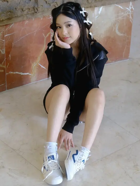 Tampil manis dengan gaya rambut berhias jepit, Pesona Elsa Japasal semakin memikat.