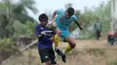 Aksi Pemain Bhayangkara FC, T.M Ichsan (kanan) menghalau bola dari pemain Persita, Egy Melgiansyah pada laga uji coba di Lapangan NYTC Sawangan, Depok, (11/01/2018). Bhayangkara FC kalah 0-2. (Bola.com/Nicklas Hanoatubun)