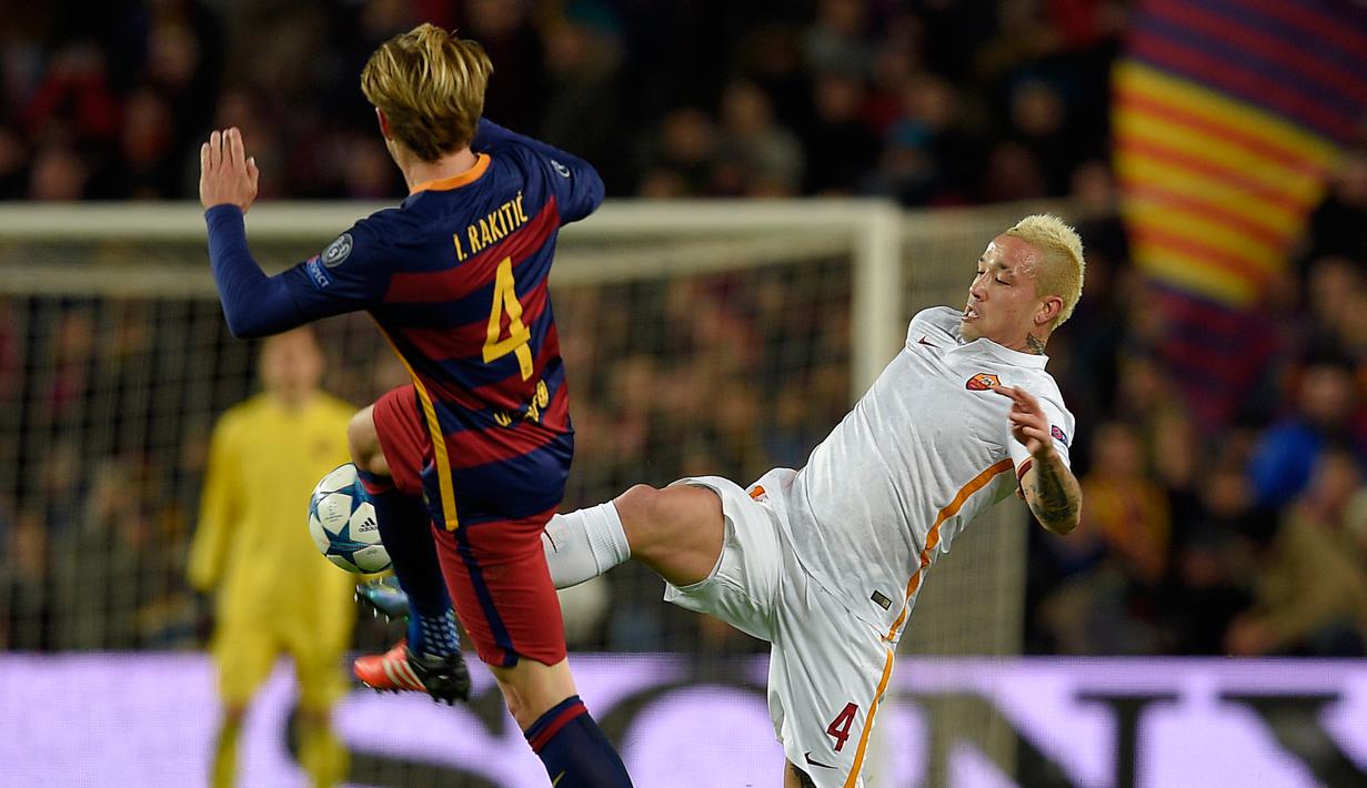 Gelandang AS Roma, Radja Naingolan (kanan) berebut bola dengan gelandang Barcelona, Ivan Rakitic pada laga Grup E Liga Champions di Camp Nou, Spanyol, Rabu (25/11). Barcelona menang telak atas AS Roma dengan skor 6-1. (AFP/Lluis GENE)