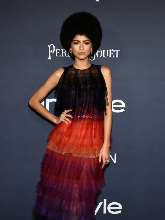 Aktris Zendaya berpose saat menghadiri acara tahunan InStyle Awardske-3  di Los Angeles, California, Senin (23/10). Wanita 21 tahun itu datang dengan rambut keriting yang dibuat besar tatanannya hingga rambutnya jadi kribo. (Chris Pizzello/Invision/AP)