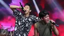 Aksi Bastian Steel (kiri) dan Aliando Syarief saat tampil di The Biggest Concert di Studio 6 Emtek City, Jakarta, Rabu (26/10). The Biggest Concert  Aliando Syarief bertemakan "Magicaliando". (Liputan6.com/Herman Zakharia)