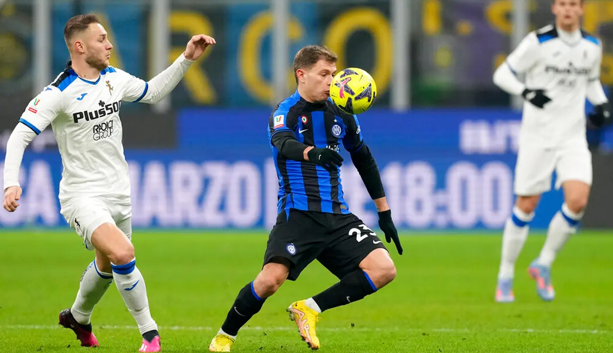 Pemain Inter Milan Nicolo Barella (tengah) mengontrol bola saat melawan Atalanta pada pertandingan sepak bola perempat final Coppa Italia di Stadion San Siro, Milan, Italia, 31 Januari 2023. Inter Milan menang 1-0 atas Atalanta dan berhasil melaju ke semifinal Coppa Italia. (AP Photo/Antonio Calanni)
