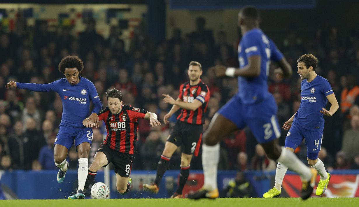 Pemain Chelsea, Willian (kiri) berebut bola dengan pemain Bournemouth, Harry Arter pada laga perempatfinal Piala Liga Inggris di Stamford Bridge stadium, London, (20/12/2017). Chelsea menang 2-1. (AP/Alastair Grant)