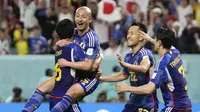 Pemain Jepang,&nbsp;Daizen Maeda (kiri kedua) merayakan gol pertama timnya ke gawang Kroasia saat laga 16 besar Piala Dunia 2022 yang berlangsung di Al Janoub Stadium, Senin (05/12/2022). (AP/Thanassis Stavrakis)