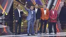 Sejumlah pemain Para Pencari Tuhan menyampaikan sambutan saat meraih penghargaan SCTV Awards 2017 di Jakarta, Rabu (29/11). Para Pencari Tuhan meraih penghargaan khusus sebagai Sinetron Ramadan Paling Ngetop Sepanjang Masa. (Liputan6.com/Herman Zakharia)