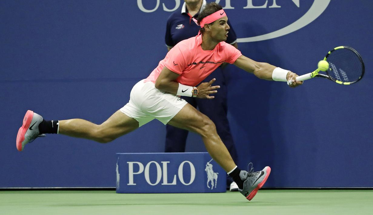 Aksi Rafael Nadal menjangkau bola saat melawan Dusan Lajovic pada babak pertama Tenis AS Terbuka 2017 di Arthur Ashe Stadium, New York,  (29/8/2017). Nadal menang 8-6, 6-2, 6-2. (AP/Frank Franklin II)