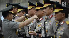 Kapolri Jenderal Tito Karnavian menyematkan tanda pangkat kepada Brigjen Pol Teddy Minahasa pada pelantikan Kadiv Propam Polri dan enam kapolda di Rupatama Mabes Polri, Senin (20/8). Teddy dilantik menjadi Kapolda Banten. (Merdeka.com/Iqbal S. Nugroho)