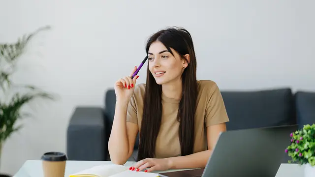 Seorang perempuan tampak sedang berpikir sambil memegang pulpen ke arah dahinya (Foto Dok: Freepik/diana.grytsku)