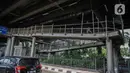 Pejalan kaki melintas di jembatan penyeberangan orang (JPO) halte transjakarta Bea Cukai di Jalan Ahmad Yani, Jatinegara, Jakarta, Kamis (5/12/2019). Sementara ini JPO hanya dipasang besi seadanya sebagai pengaman untuk para pengguna yang melintasi jembatan tersebut. (Liputan6.com/Faizal Fanani)