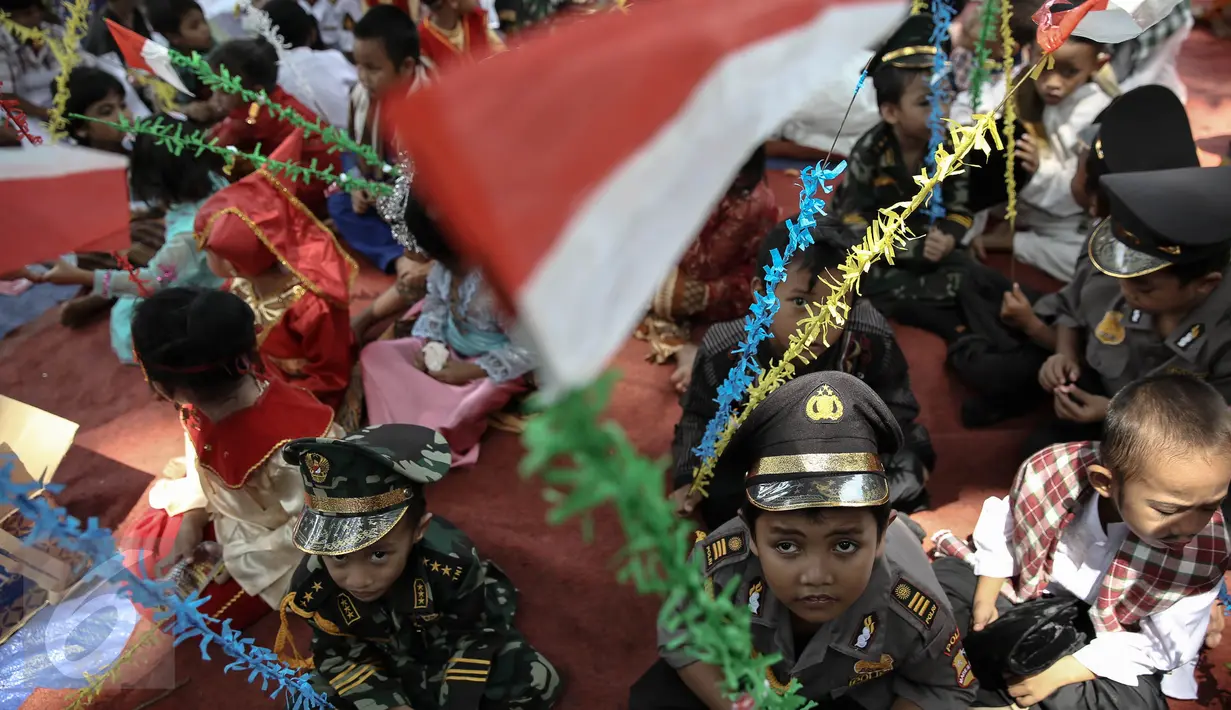 Murid-murid TK Sekolah Alternatif untuk Anak Jalanan (SAAJA) beristirahat usai melakukan pawai di kawasan Kuningan, Jakarta, Kamis (21/4). Kegiatan ini dalam rangka memperingati Hari Kartini yang jatuh pada 21 April. (Liputan6.com/Faizal Fanani)