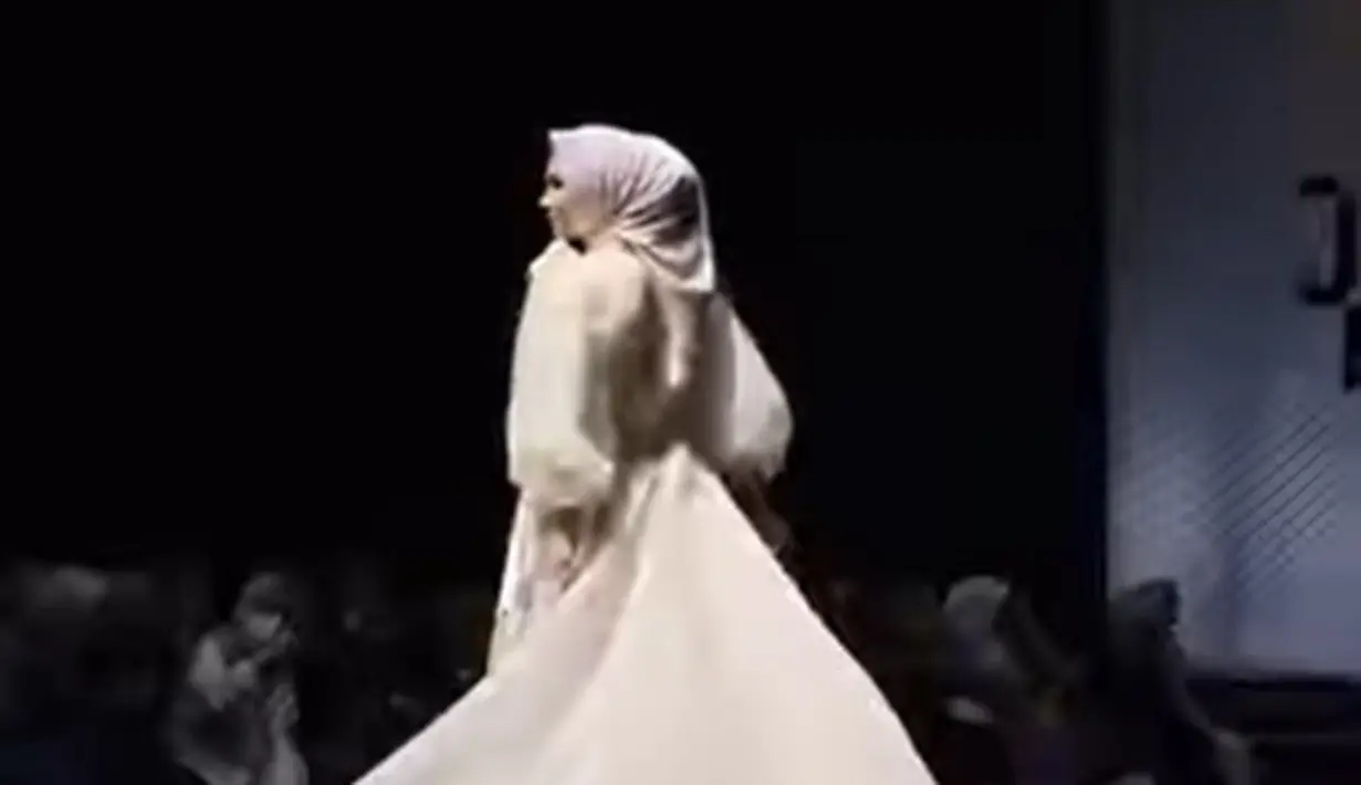 Berbagai detail manis dari dress ini juga menyempurnakan penampilan baru Indah Permatasari. Lengan balon dan pita besar di bagian leher, serta bagian belakang yang seperti train mempercantik penampilan Indah di sini. [Foto: Instagram/indahpermatas]