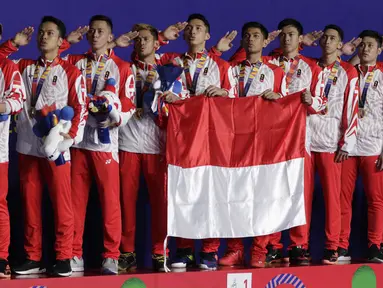 Pemain dan pelatih tim beregu putra Indonesia merayakan gelar juara cabang bulutangkis SEA Games 2019 di Multinlupa Sport Center, Rabu (4/12). Indonesia meraih emas setelah menang 3-1 atas Malaysia. (Bola.com/M Iqbal Ichsan)