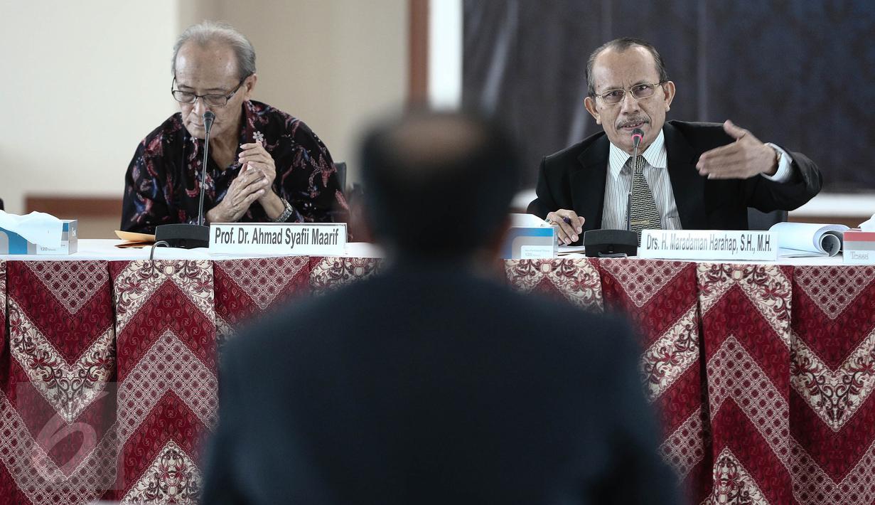 Anggota KY Maradam Harahap (kanan) memberikan pertanyaan dalam wawancara terbuka di Auditorium Komisi Yudisial, Jakarta, Senin (20/6/2016). Tes wawancara dilakukan oleh para panel serta pakar hukum dan negarawan. (Liputan6.com/Faizal Fanani)