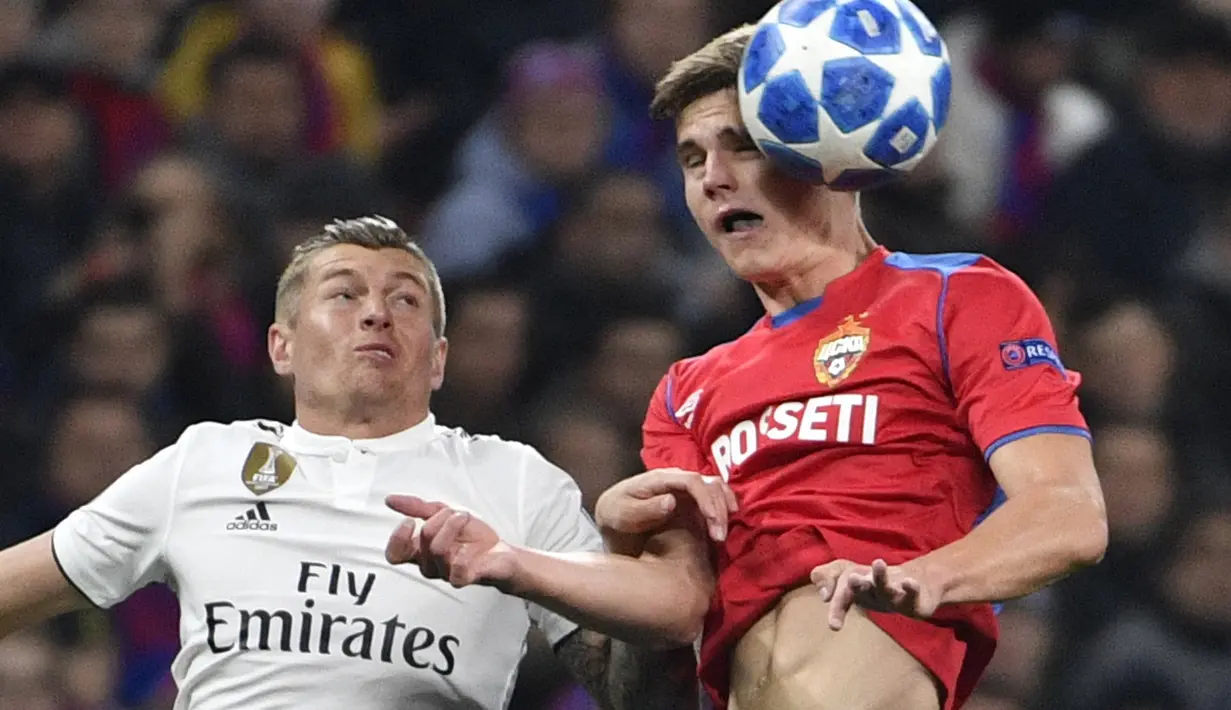 Gelandang CSKA Moskow, Jaka Bijol, duel udara dengan gelandang Real Madrid, Toni Kroos, pada laga Liga Champions di Stadion Luzhniki, Moskow, Selasa (2/10/2018). CSKA menang 1-0 atas Madrid. (AFP/Alexander Nemenov)