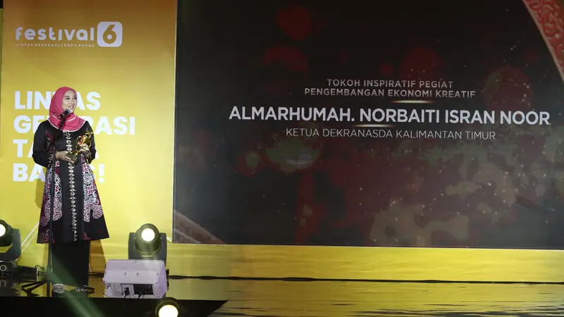 Almarhumah Norbaiti Isran Noor Raih Penghargaan Tokoh Inspiratif Pegiat Pengembangan Ekonomi Kreatif