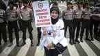 Seorang dokter membawa poster saat melakukan aksi unjuk rasa di Ibu Kota hari ini, Senin (24/10). Demo itu untuk menuntut pemerintah agar membatalkan Program Dokter Layanan Primer (DLP). (Liputan6.com/Faizal Fanani)