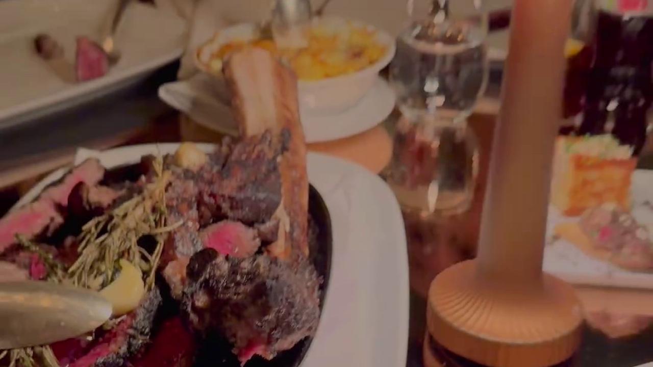 Mereka memilih Restoran steak CUT at 45 Park Lane, London, untuk makan malam bersama. Desain mewah dan nyaman restoran ini cocok untuk acara keluarga.