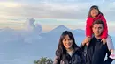 Anak sulung dari Fachri Albar dan Rena Kusmanto, Clover Satine Albar beberapa waktu lalu baru saja menjalani wisuda sekolah TK. Bersama istri, Fachri Albar pun menemani sang putra yang kini akan masuk sekolah dasar. Sambil memakai toga, keduanya pun abadikan momen spesial tersebut sambil mencium kedua pipi putranya. (Liputan6.com/IG/@aialbar)