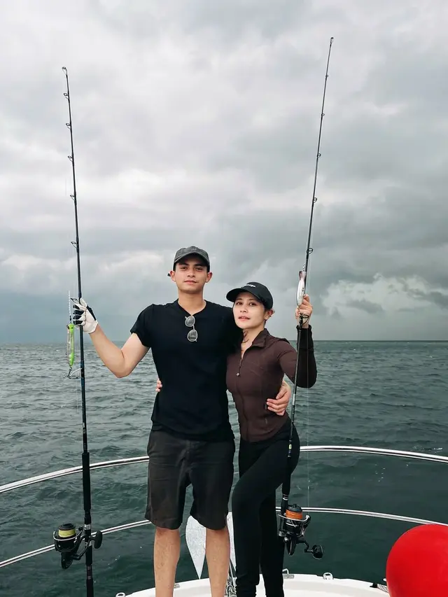 Prilly Latuconsina dan Omara Ngedate di Laut (Instagram/@prillylatuconsina96)
