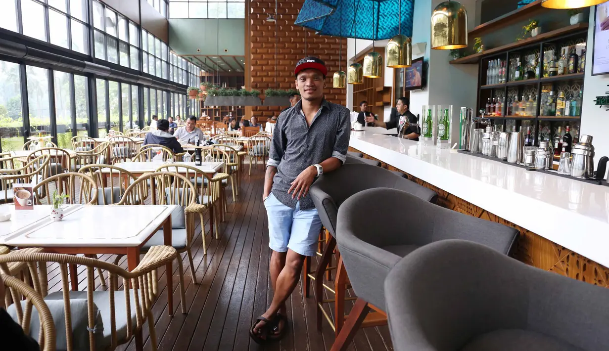 Pemain Sriwijaya FC, Ferdinand Sinaga saat berfoto  usai menjalani sidang Komisi Disiplin di Hotel Century, Senayan. Jakarta, Jumat (4/12/2015). (Bola.com/Nicklas Hanoatubun)