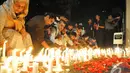 Dengan memakai pakaian serba putih, warga yang berduka juga melakukan aksi diam, Kedubes Pakistan, Jakarta, Jumat (19/12/2014). (Liputan6.com/Panji Diksana)