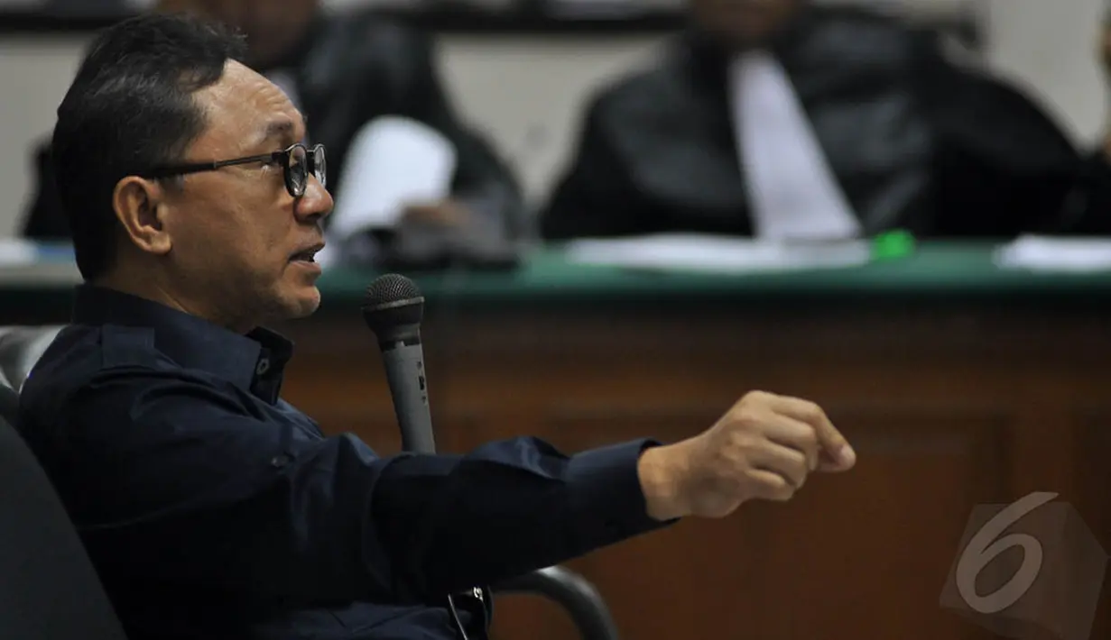 Mantan Menteri Kehutanan, Zulkifli Hasan menjadi saksi untuk sidang perkara dugaan suap pengajuan revisi pengajuan lahan hutan di Provinsi Riau dengan terdakwa Gulat Medali Emas Manurung, Jakarta, Senin (5/1/2015). (Liputan6.com/Miftahul Hayat)