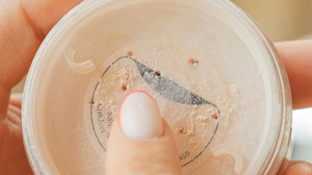 5 Rekomendasi Bedak Tabur untuk Wajah Berjerawat di Bawah Rp50.000 dan Cara Menggunakannya
