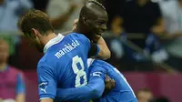 Seleberasi penyerang Timnas Italia, Mario Balotelli usai mencetak gol ke gawang Timnas Jerman pada semifinal Euro 2012. (AFP/Patrik Stollarz)