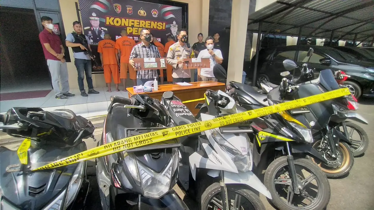 Kapolres Tasikmalaya AKBP Suhardi Hery Haryanto, bersama beberapa anggota memberikan keterangan dalam rilis kasus di Mapolres Tasik, Rabu (27/7/2022). (Liputan6.com/Jayadi Supriadin)