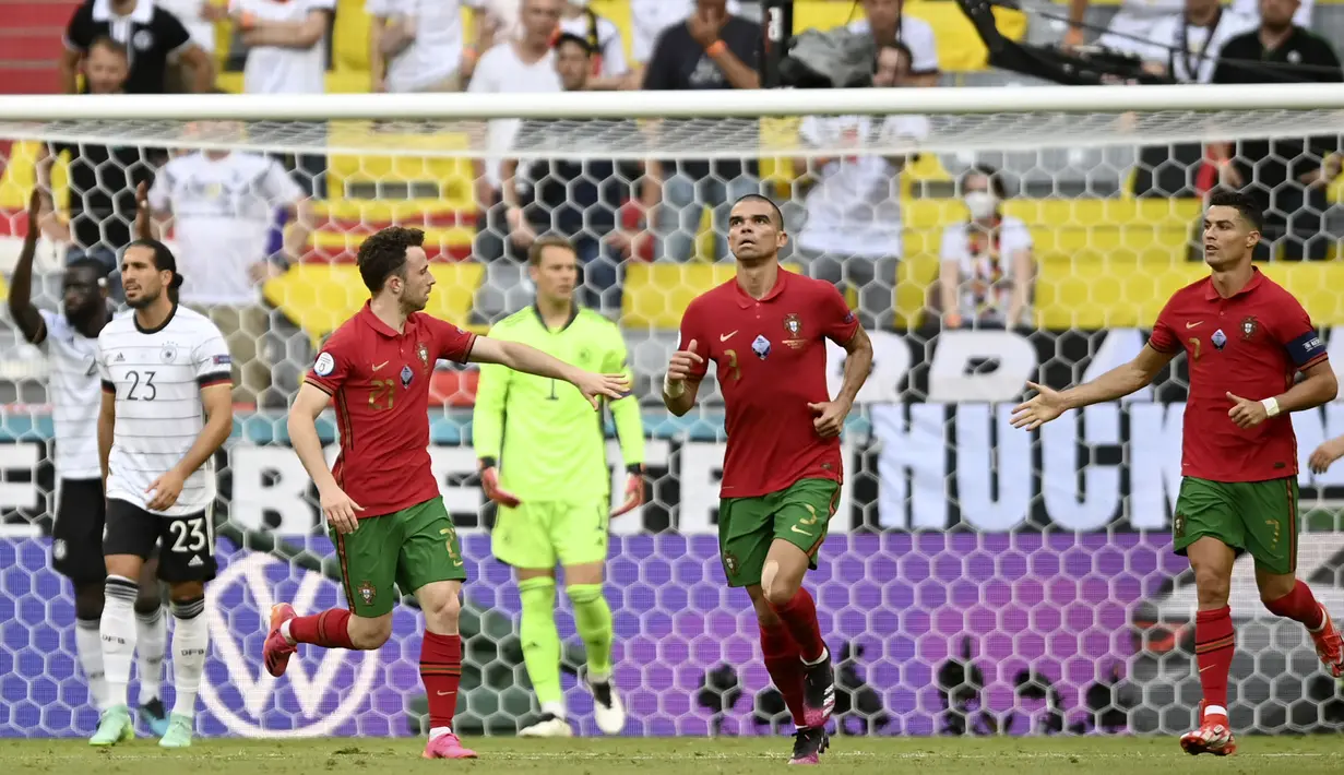 Portugal berusaha memperkecil ketertinggalan. Usaha Diogo Jota berhasil pangkas jarak papan skor menjadi 4-2. Ia sukses melesatkan bola hasil umpan Cristiano Ronaldo. (Foto: AP/Pool/Philipp Guelland)