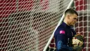 Kiper Kroasia Dominik Livakovic memegang bola saat sesi latihan timnas Kroasia pada Piala Dunia 2022 di Doha, Minggu (11/12/2022). Timnas Kroasia akan berduel melawan Argentina memperebutkan tiket final Piala Dunia 2022 di Stadion Lusail Iconic Qatar, Rabu (14/12/2022) mulai pukul 02.00 WIB. (AP Photo/Petr David Josek)