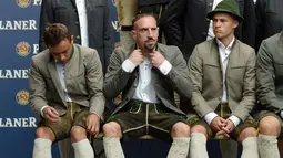 Rafinha (kiri) dan Franck Ribery bersiap sebelum sesi foto. (AFP Photo/Christof Stache)