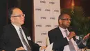 Ceo Centennial Asia Advisor, Manu Bhaskaran (kanan) saat memberikan pemaparan di Hotel Kempinski Jakarta, Selasa (21/4/2015) . Berlakunya MEA pada akhir tahun ini dinilai akan memberikan dampak yang baik bagi negara di kawasan.(Liputan6.com/Helmi Afandi)