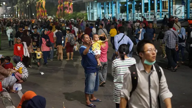 Lautan Manusia Memadati Bundaran HI Pada Peringatan HUT DKI Jakarta