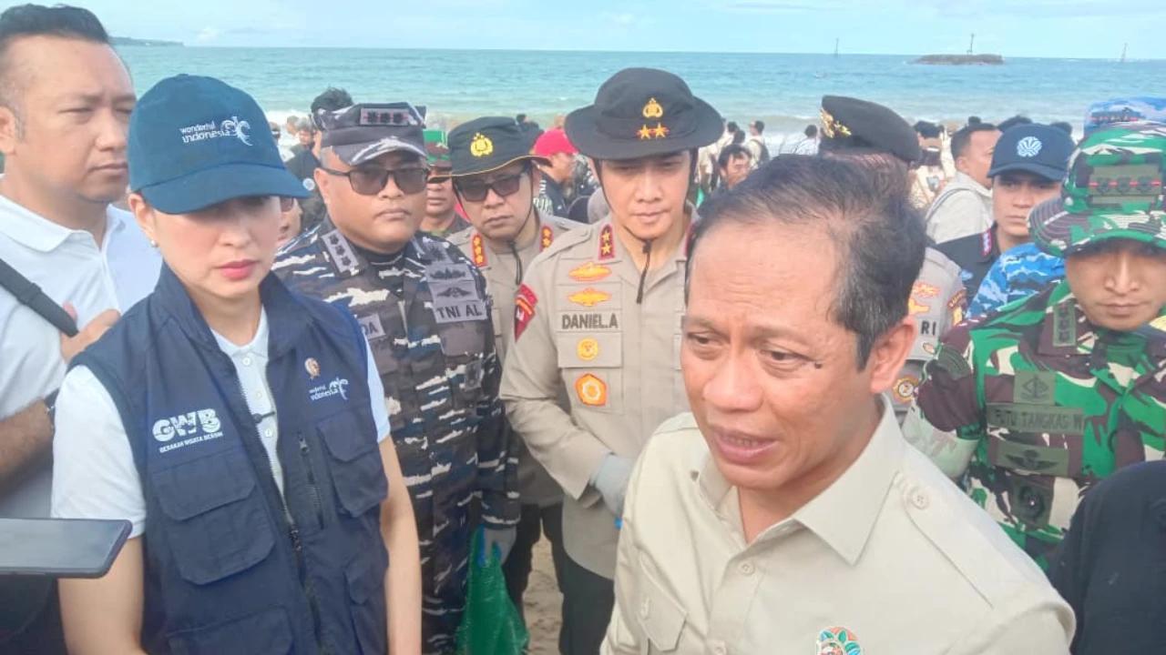 Menteri Pariwisata: Sampah di Pantai Bali Bisa Turunkan Penerimaan Negara dan Kunjungan Turis