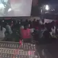 Suasana pemutaran film layar tancap. (dok. Istimewa)