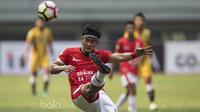 Bek Persija Jakarta, Gunawan Dwi Cahyo, membuang bola saat melawan Mitra Kukar pada laga Liga 1 di Stadion Patriot, Bekasi, Minggu (14/5/2017). (Bola.com/Vitalis Yogi Trisna)