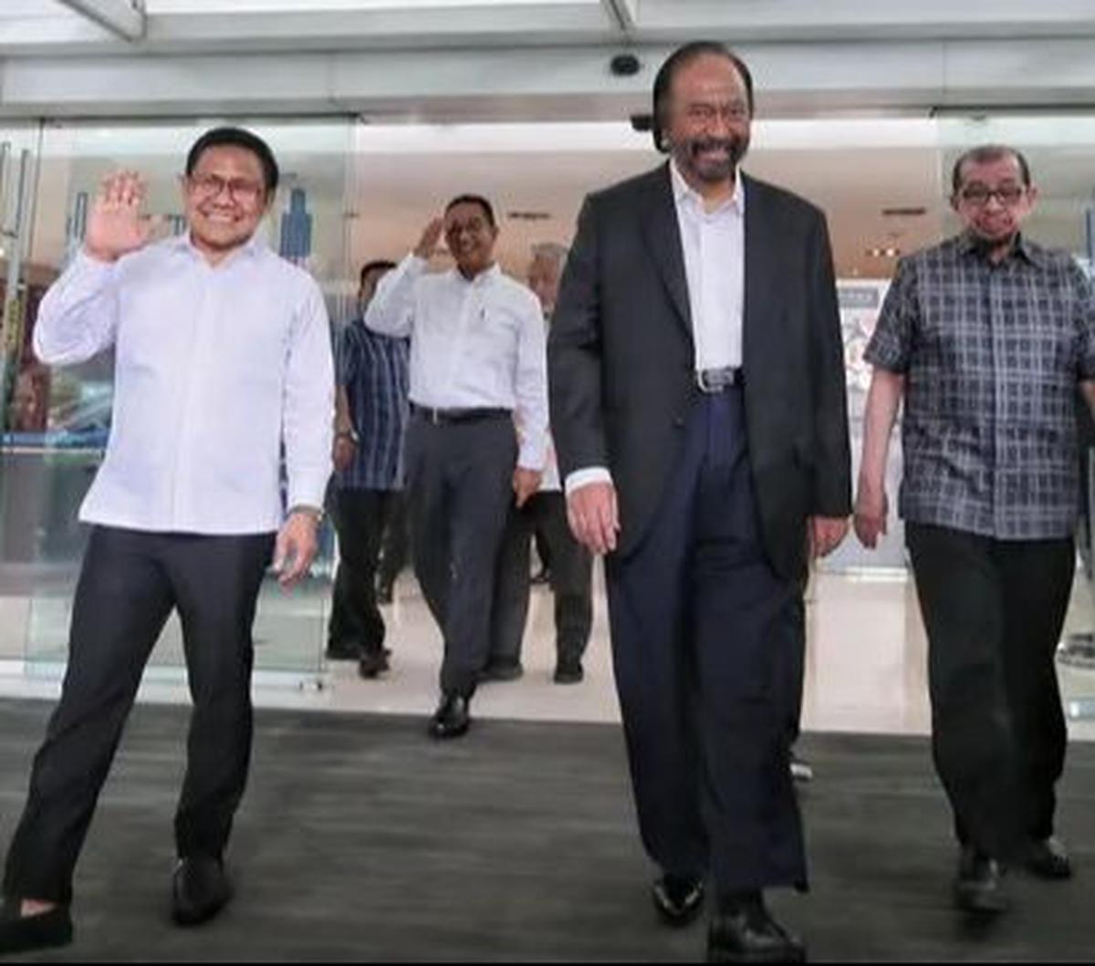Pasangan capres-cawapres nomor urut 1, Anies Baswedan (dua kiri) dan Muhaimin Iskandar (kiri) bersama pimpinan Koalisi Perubahan, Ketua Umum Partai Nasdem Surya Paloh (dua kanan) dan Ketua Dewan Syuro Salim Segaf Al Jufri (kanan) bersiap memberikan ketera