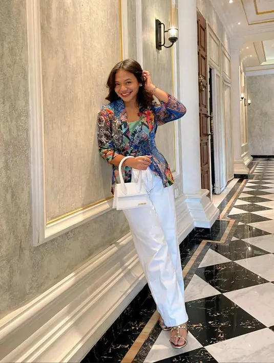 Amel terlihat dewasa dengan gaya pakaiannya saat ini. Sahabat Endy Arfian ini sudah jarang menampilkan poni gulungnya yang khas. (Instagram/@amelcarla)