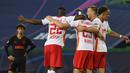 Pemain RB Leipzig merayakan kemenangan atas Atletico Madrid pada perempat final Liga Champions 2019/2020 di Estadio Jose Alvalade, Jumat (14/8/2020) dini hari WIB. RB Leipzig menang 2-1 atas Atletico Madrid. (AFP/Lluis Gene)
