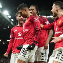 Casemiro merayakan golnya ke gawang Bournemouth bersama skuad Manchester United (AP Photo/Jon Super)