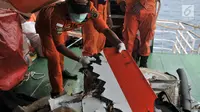 Tim SAR mengevakuasi barang korban dan puing pesawat Lion Air JT 610 saat pencarian hari kedua di laut utara Karawang, Jawa Barat, Selasa (30/10). Pencarian korban Lion Air dilakukan dengan menyisiri Pantai Tanjung Pakis. (Merdeka.com/Iqbal S. Nugroho)