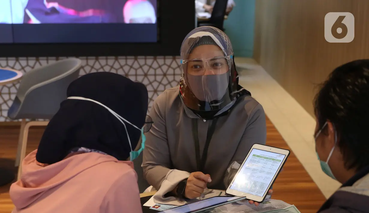 Nasabah memanfaatkan layanan digital bank melalui layanan Mandiri Syariah Mobile di Jakarta, Rabu (8/7/2020). Mandiri Syariah juga mengoptimalkan metode pembayaran digital tanpa uang tunai sebagai upaya untuk mengurangi risiko penyebaran Covid-19 di Era New Normal. (Liputan6.com/Angga Yuniar)